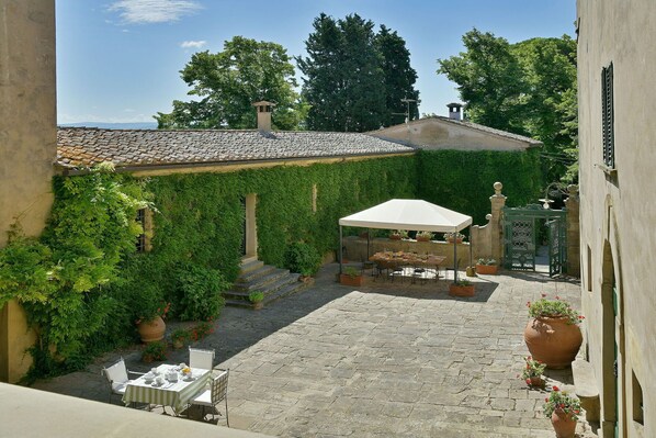 تناول الطعام بالخارج