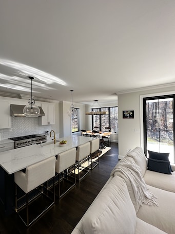 内装. New modern, luxurious home on 2.5 acres. 10 min to Powder Ridge & Middletown.