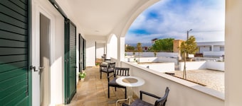 Idieh Holiday Homes at 200 m from the beach!
