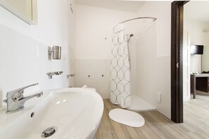 Shower, hair dryer, bidet, towels - Idieh Holiday Homes at 200 m from the beach! (Taviano)