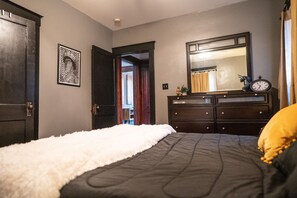 1 bedroom, iron/ironing board, travel cot, WiFi - Historic Townhouse in Wallace Woods - 1st Floor Unit, Quiet, Safe, Easy Parking (Covington)