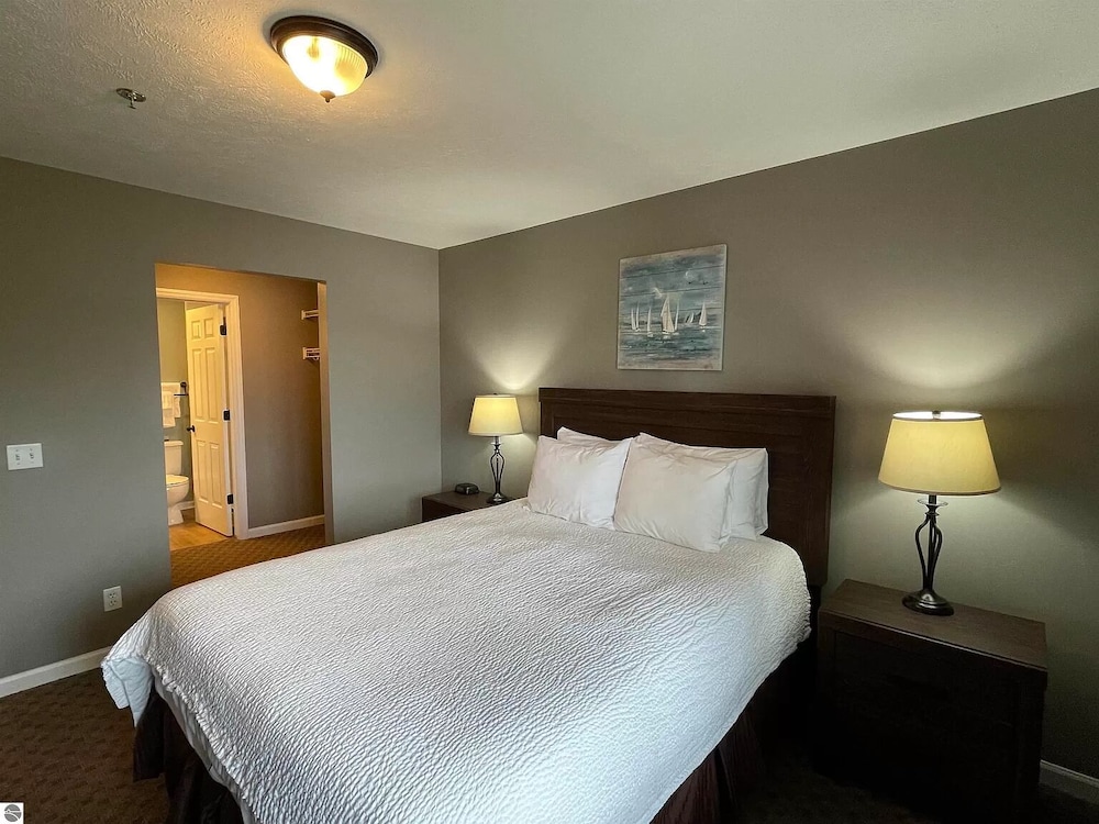 Sunset Shores Resort Lake Cadillac Mi. Waterfront 2bedroom 2 bath