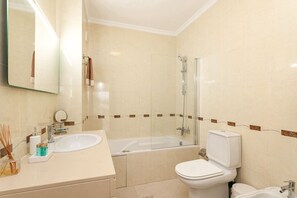 Hair dryer, towels, soap, shampoo - Albufeira Andorinha | Central 1BR Apartment with Balcony & Parking, by Hopstays (Albufeira)