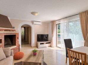Fernseher, Kamin, Tischfußball, Stereoanlage
