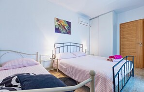 4 habitaciones, tabla de planchar con plancha y cuna de viaje
