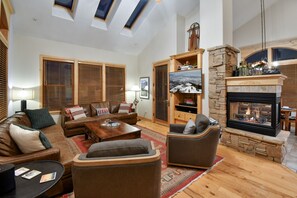 Fernseher, Kamin, Stereoanlage