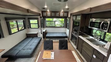 家庭四人房, 多間臥室, 非吸煙房 (Camping Car) | 客廳 | 平面電視