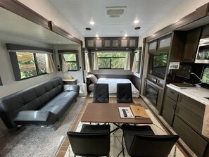 Familjerum för fyra - flera sovrum - icke-rökare (Camping Car) | Vardagsrum | Platt-tv