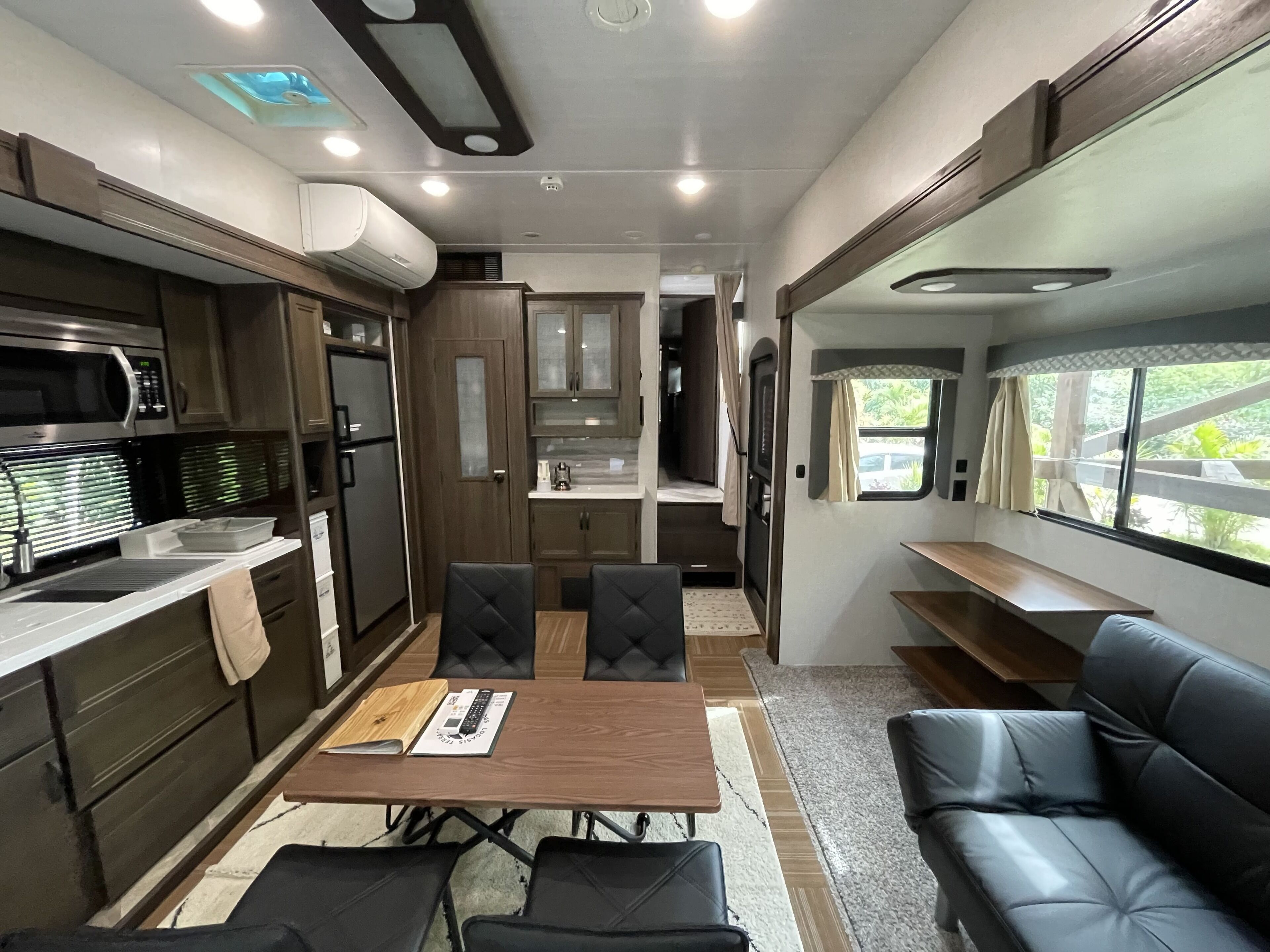 Familieværelse til 4 personer - flere soveværelser - ikke-ryger (Camping Car) | Opholdsområde | Fladskærms-tv