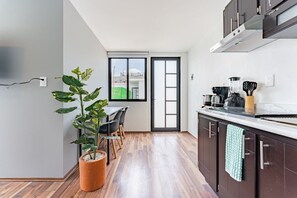 Réfrigérateur, micro-ondes, plaque de cuisson, cafetière/bouilloire