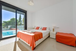 4 bedrooms, iron/ironing board, WiFi, bed sheets