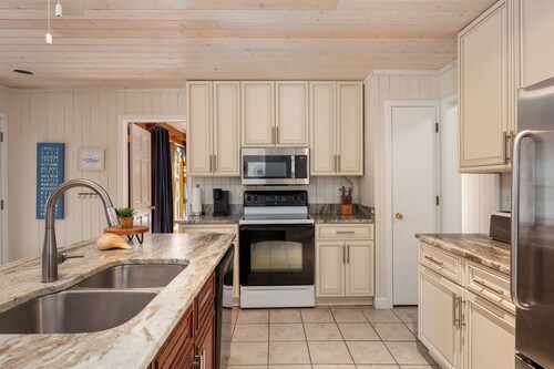 Coastal Hideaway: Private Pool, Walk to the Beach, Perfect for Families