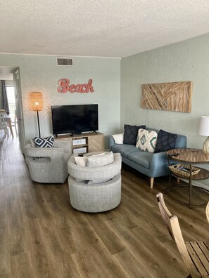 Living area - 2 Bedroom / 1.5 Bath Steps to the Beach in Daytona Beach Shores.  (Daytona Beach)