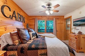 3 bedrooms, iron/ironing board, travel crib, free WiFi - Gorgeous Views - 2mls to Downtown, Game Room, Hot Tub, Pet Friendly!
 (Gatlinburg)