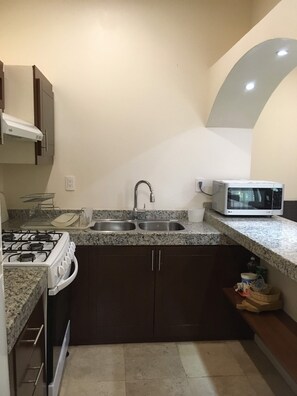 ثلاجة، ميكروويف، فرن، موقد طهي مسطح