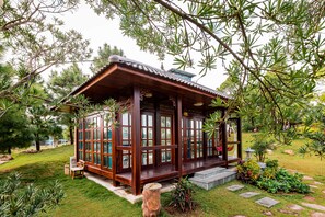 Bungalow Deluxe, vue sur le lac | Décor unique, ameublement unique, bureau