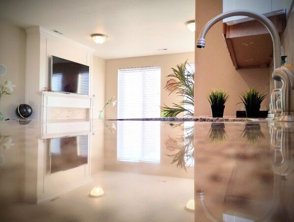 Spa - Beautiful, modern spacious 4 bedroom duplex close to the airport and ski resorts (North Salt Lake)