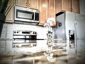 Dining tables - Beautiful, modern spacious 4 bedroom duplex close to the airport and ski resorts (North Salt Lake)