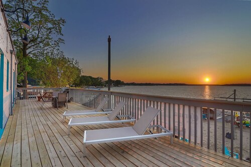 Chain O` Lakes Beach Penthouse Sunset View and Boat Dock