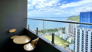 A balcony with a view of the sea and cityscape. - FLC Sea Tower -  An Phat Apartment  (Quy Nhon Nam)