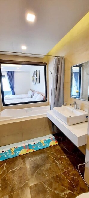 Suite estudio City | Baño | Ducha y bañera combinadas y bañera profunda