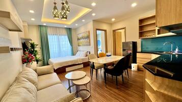 家庭公寓 | 起居区 | 45-英寸纯平电视(配备有线频道)