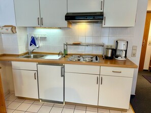 Køleskab, mikrobølgeovn, kogeplade, kaffe-/temaskine