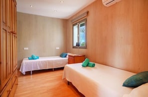 2 habitaciones, escritorio, tabla de planchar con plancha y internet