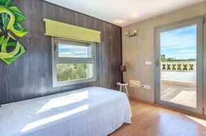 2 habitaciones, escritorio, tabla de planchar con plancha y wifi 