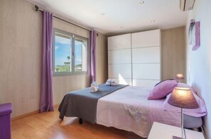 2 bedrooms, desk, iron/ironing board, WiFi