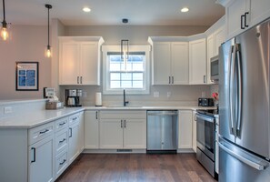 Fridge, microwave, oven, stovetop - Blue Haven | Modern Comfort in the Blue Ridge Mountains (Black Mountain)