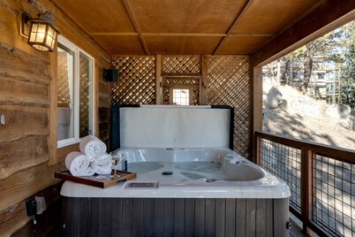 Luxury Cabin - Walk to Stagecoach Lift - Hot Tub - Mountain Views - Dogs Allowed