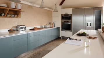 Køleskab, opvaskemaskine, kaffe-/temaskine