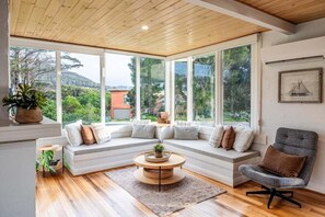 Smart TV, fireplace - Beach Path House - Freycinet Holiday Houses (Bicheno)