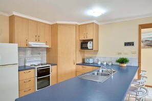 Kylskåp, mikrovågsugn, ugn och spishäll