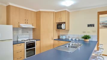 Geladeira, micro-ondas, fogão, cooktop