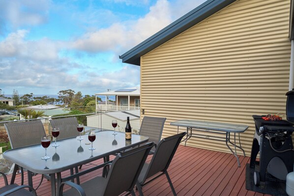 Outdoor dining - Bicheno Bliss - Freycinet Holiday Houses (Bicheno)