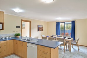 Fridge, microwave, oven, stovetop - Bicheno Bliss - Freycinet Holiday Houses (Bicheno)