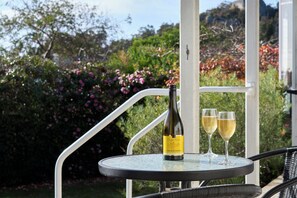 Outdoor dining - Chillax in Bicheno  - Freycinet Holiday Houses (Bicheno)