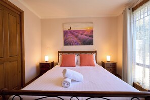 3 bedrooms, free WiFi, bed sheets - Chillax in Bicheno  - Freycinet Holiday Houses (Bicheno)