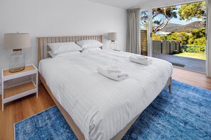 3 bedrooms, free WiFi, bed sheets - On the Rocks Bicheno - Freycinet Holiday Houses (Bicheno)
