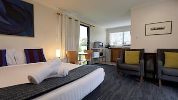 1 bedroom, bed sheets