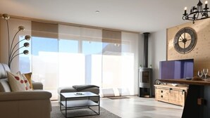 Una sala de estar moderna con un sofá, una mesa de centro y una chimenea.