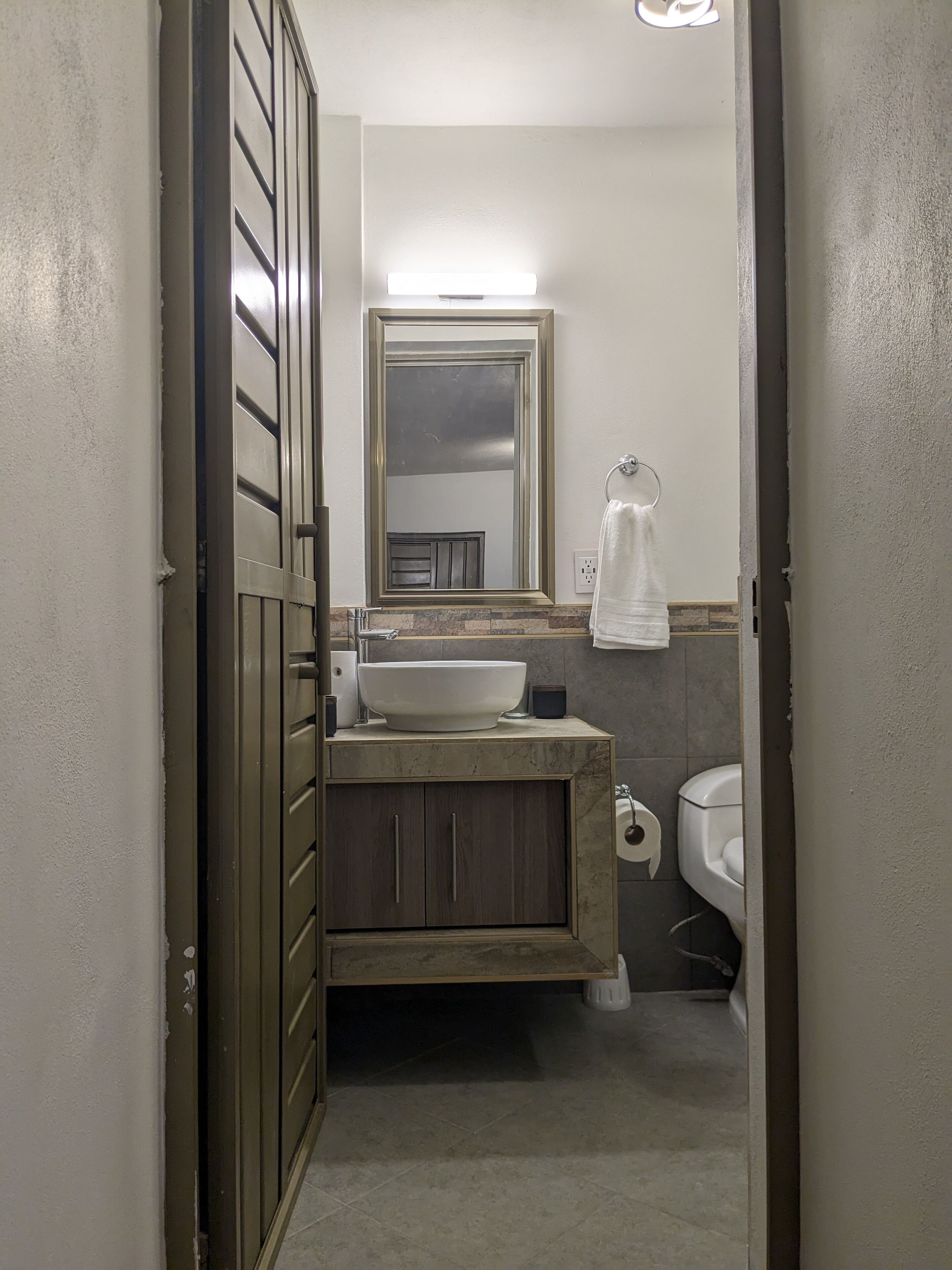 行政公寓 | 浴室 | 淋浴/盆浴组合、大花洒淋浴喷头、免费洗浴用品、吹风机