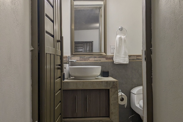Apartamento ejecutivo | Baño | Ducha y bañera combinadas y cabezal de ducha tipo lluvia
