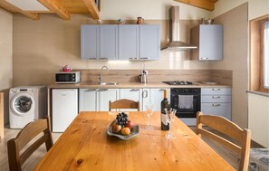 Réfrigérateur, un four, surface de cuisson, cafetière-théière