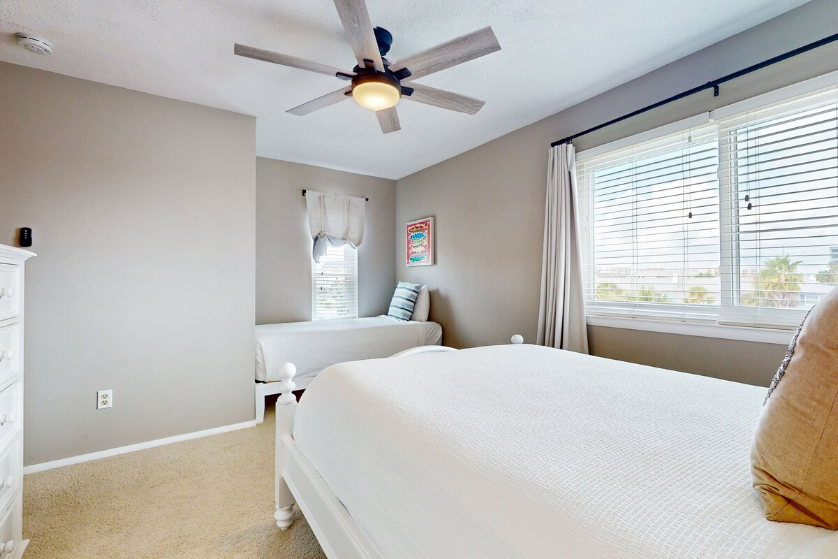 Photo 14 of Waterfront townhome with balcony, open layout, W/D - snowbird & pet friendly