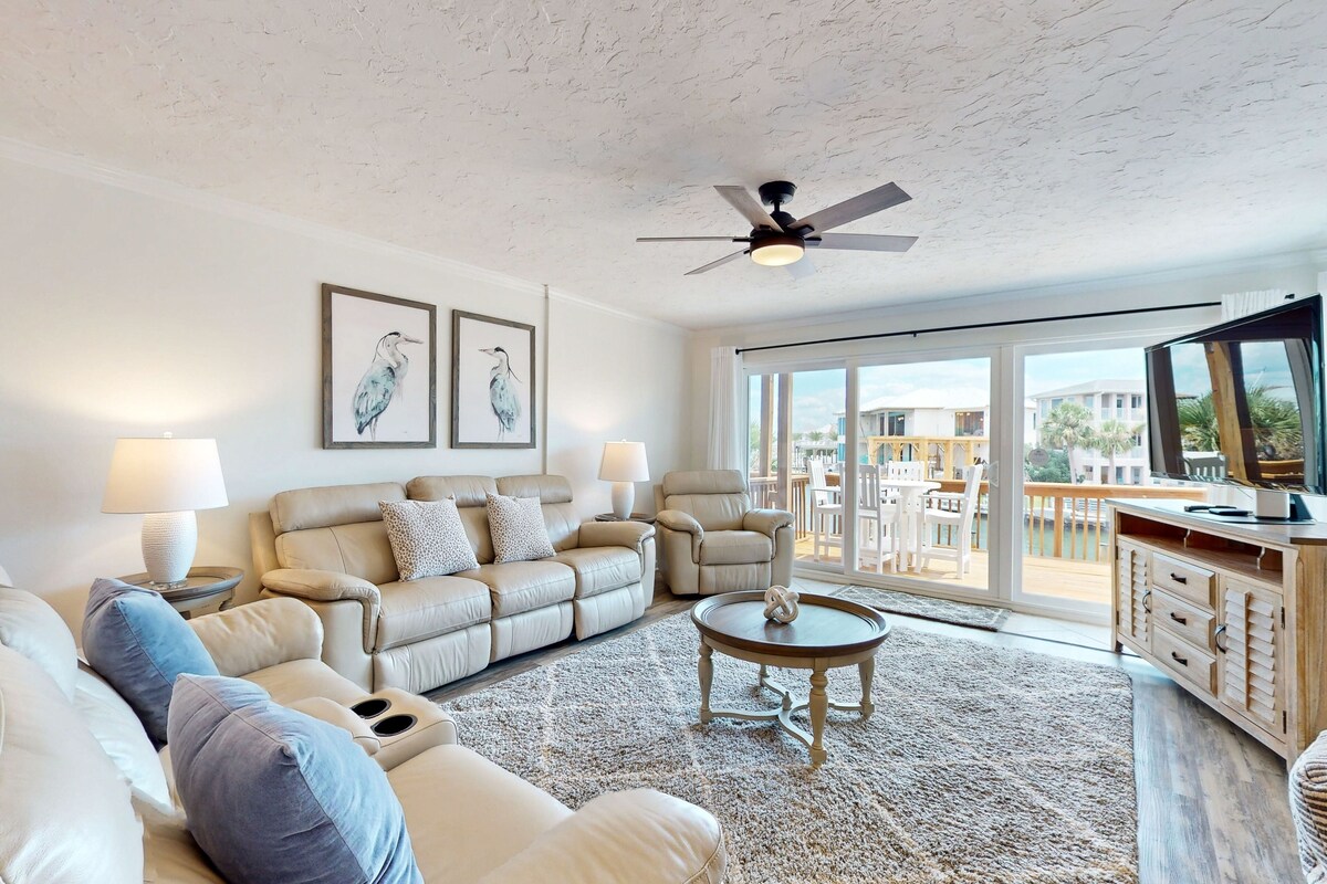 Waterfront townhome with balcony, open layout, W/D - snowbird & pet friendly