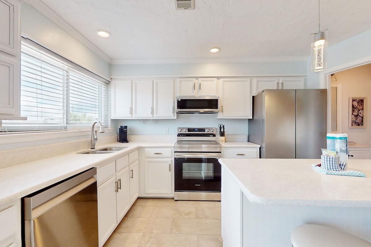 Photo 7 of Waterfront townhome with balcony, open layout, W/D - snowbird & pet friendly