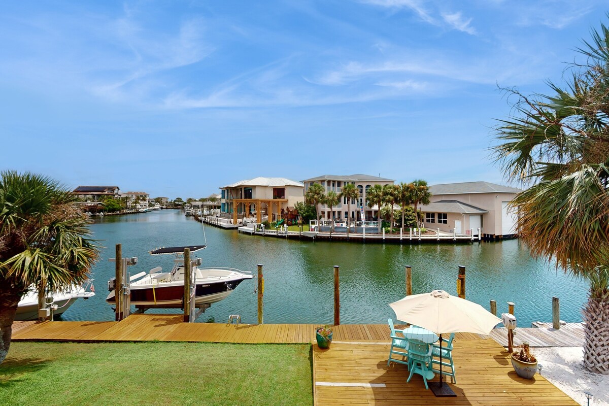 Photo 3 of Waterfront townhome with balcony, open layout, W/D - snowbird & pet friendly